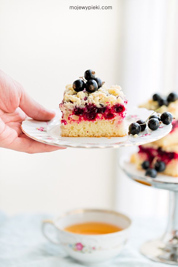 Blackcurrant crumble cake