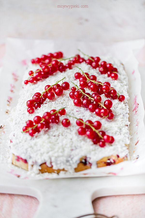 Redcurrant coconut cake with poppy seeds