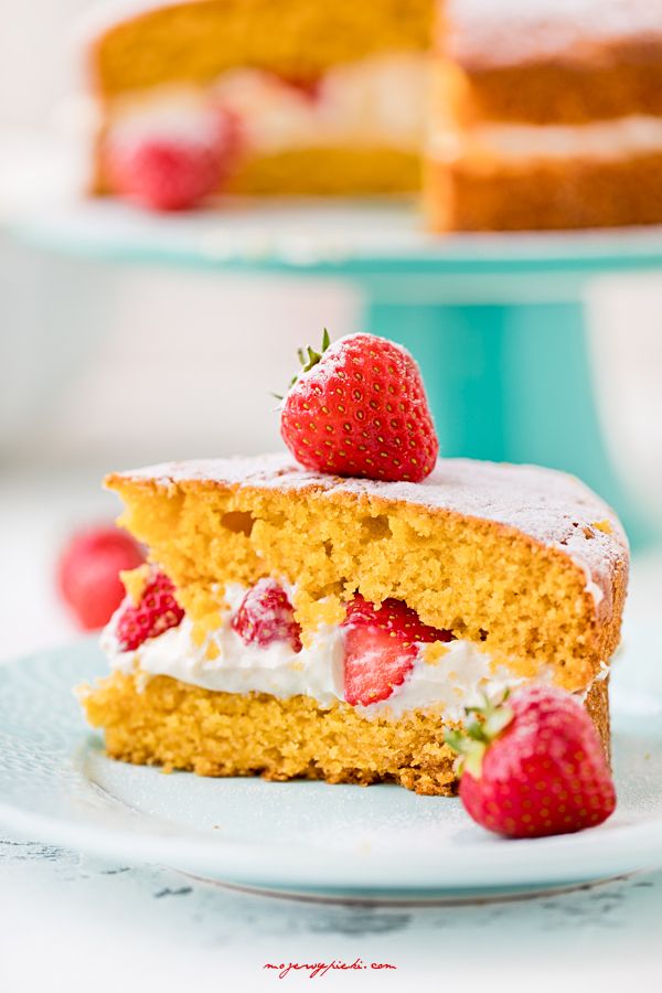 Mango, strawberry and yogurt cake