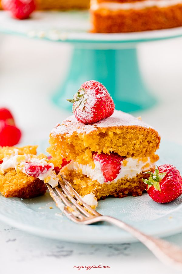 Mango, strawberry and yogurt cake