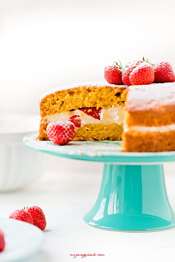 Mango, strawberry and yogurt cake