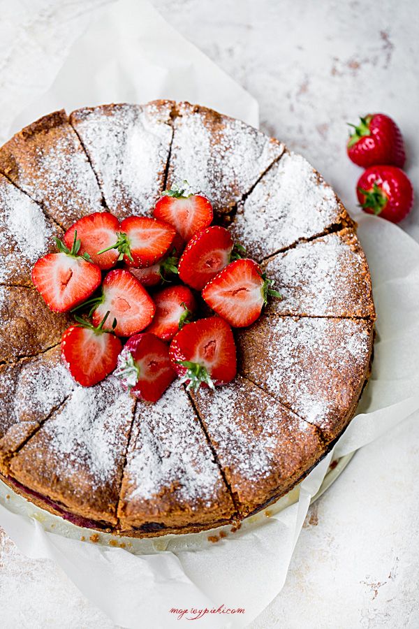 Almond, cinnamon and strawberry cake