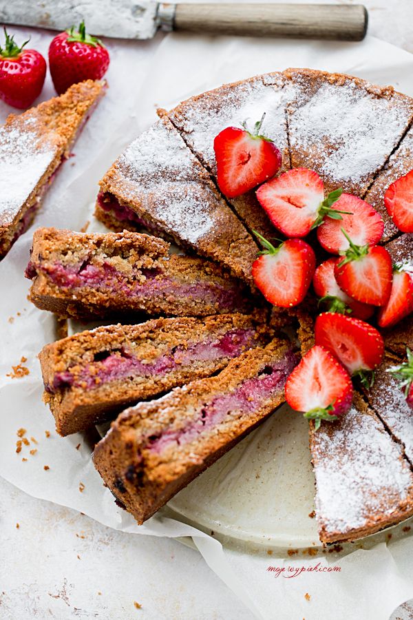 Almond, cinnamon and strawberry cake