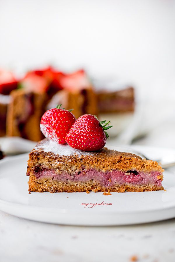 Almond, cinnamon and strawberry cake