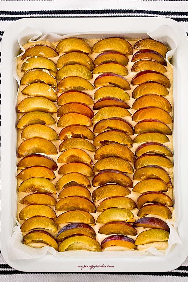 Plum cinnamon cake