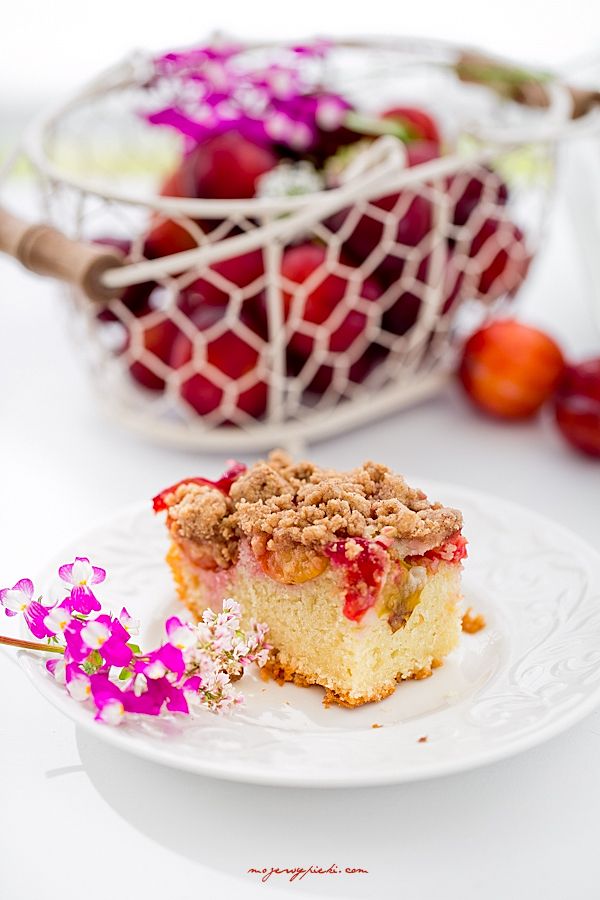 Plum cake with cinnamon crumble