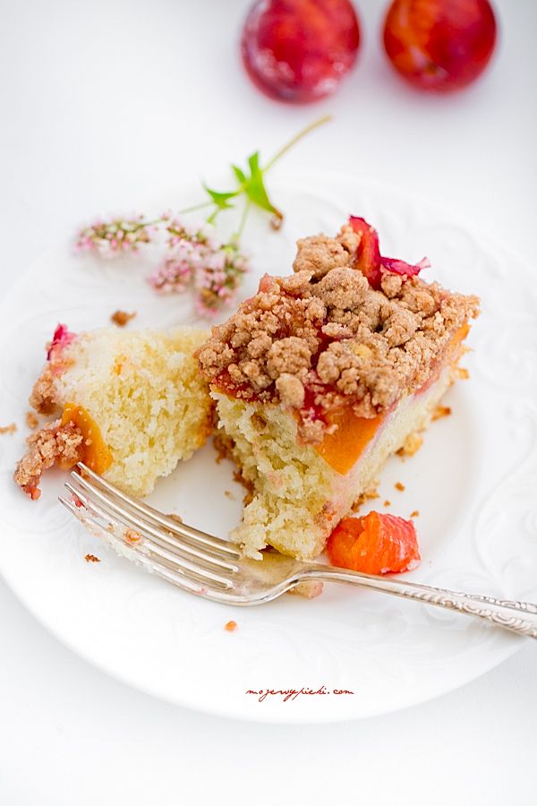 Plum cake with cinnamon crumble