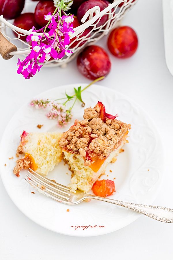 Plum cake with cinnamon crumble