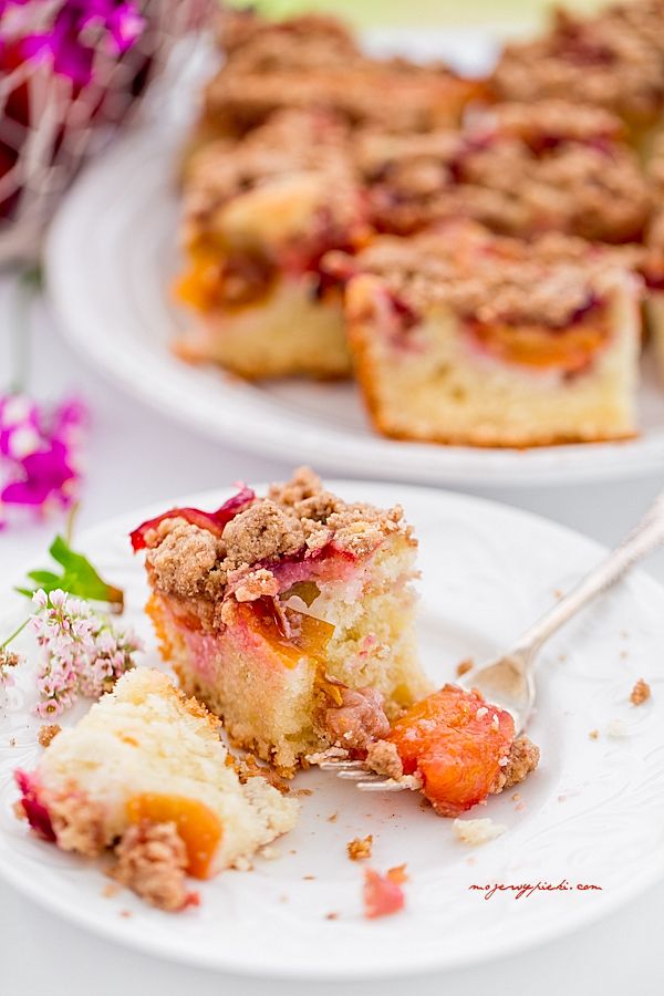 Plum cake with cinnamon crumble
