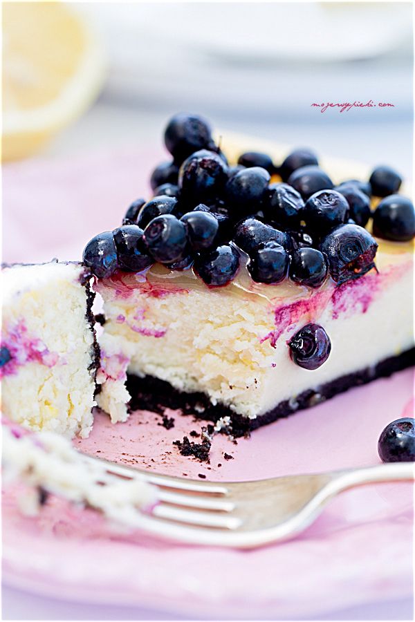 Lemon cheesecake with blueberries and lemon curd