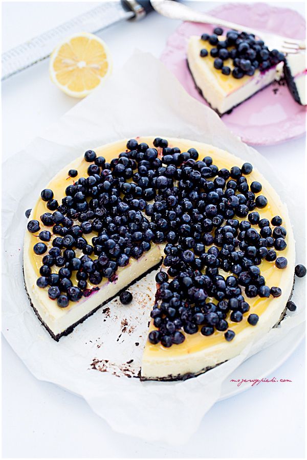 Lemon cheesecake with blueberries and lemon curd