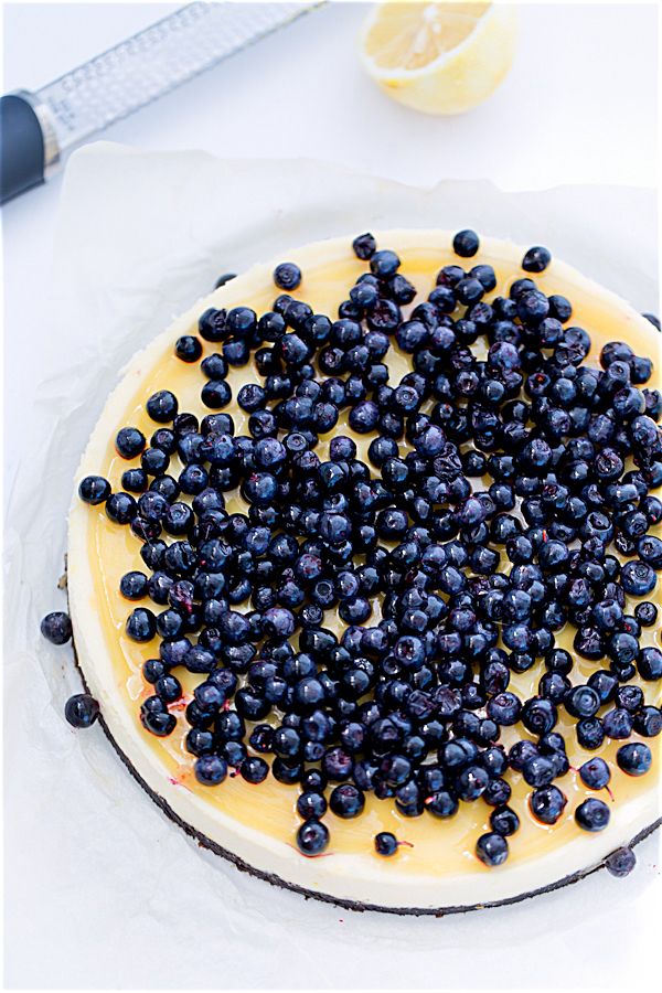 Lemon cheesecake with blueberries and lemon curd
