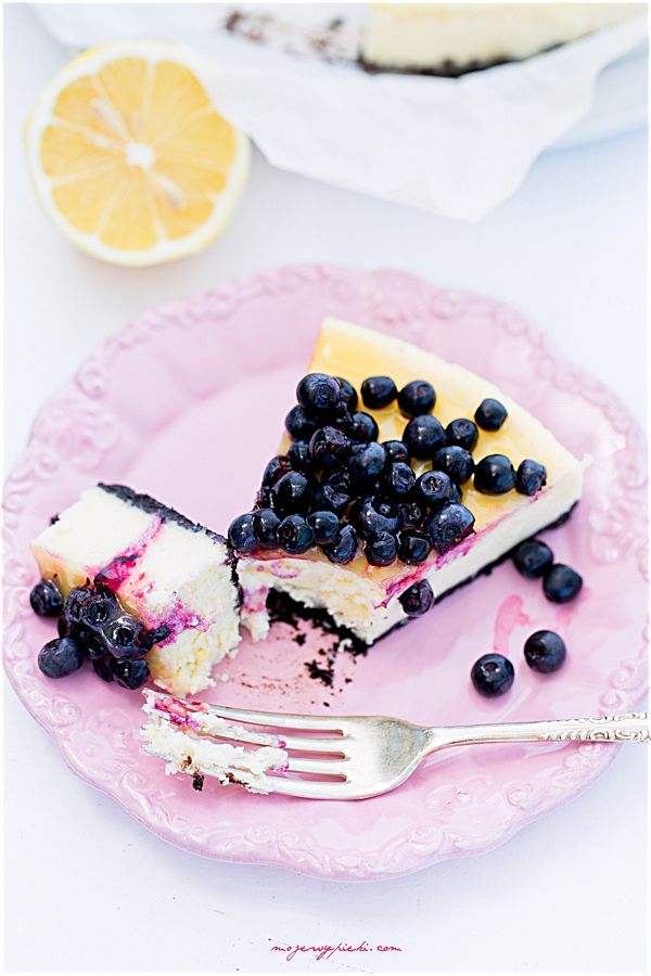 Lemon cheesecake with blueberries and lemon curd