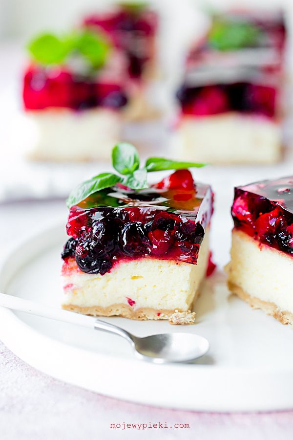 Light cheesecake with summer berries and jelly
