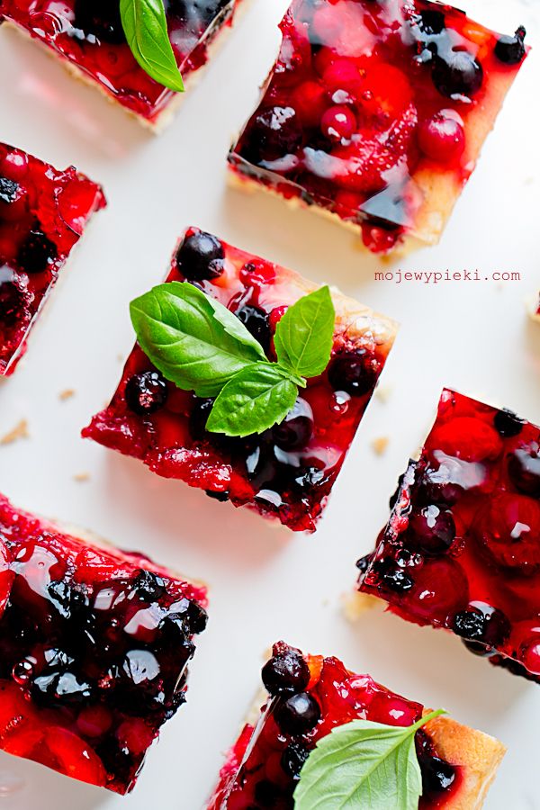 Light cheesecake with summer berries and jelly