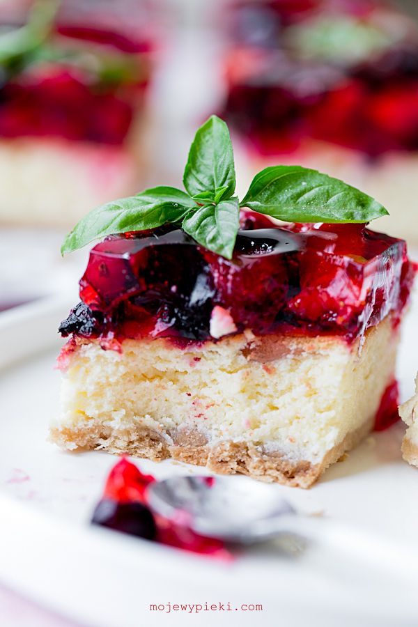 Light cheesecake with summer berries and jelly