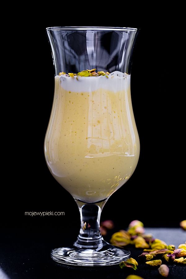 Mango, vanilla and pistachio yoghurt dessert