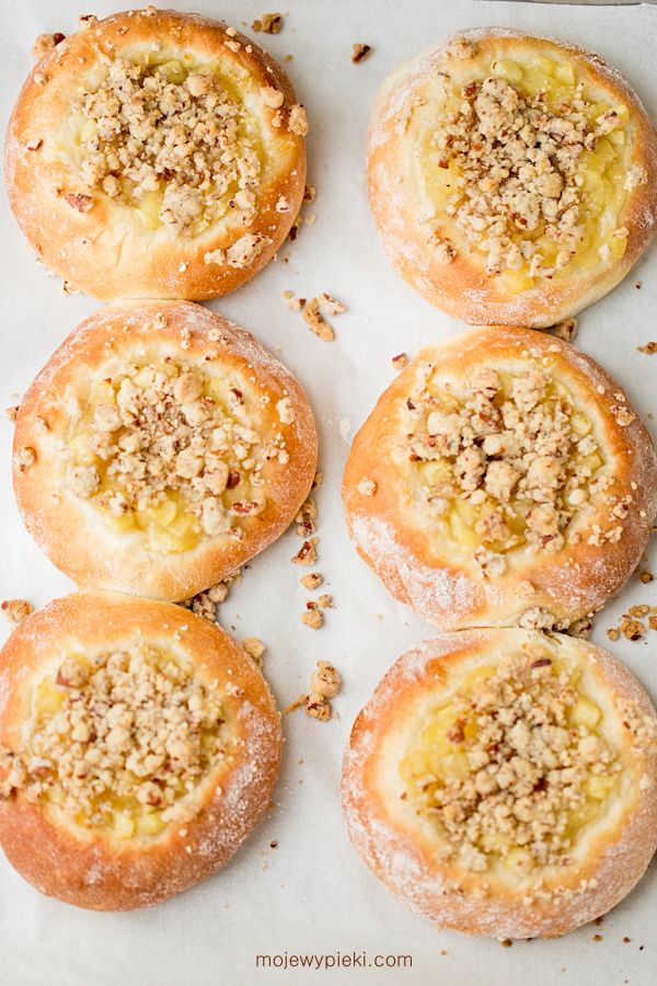 Apple crumble buns