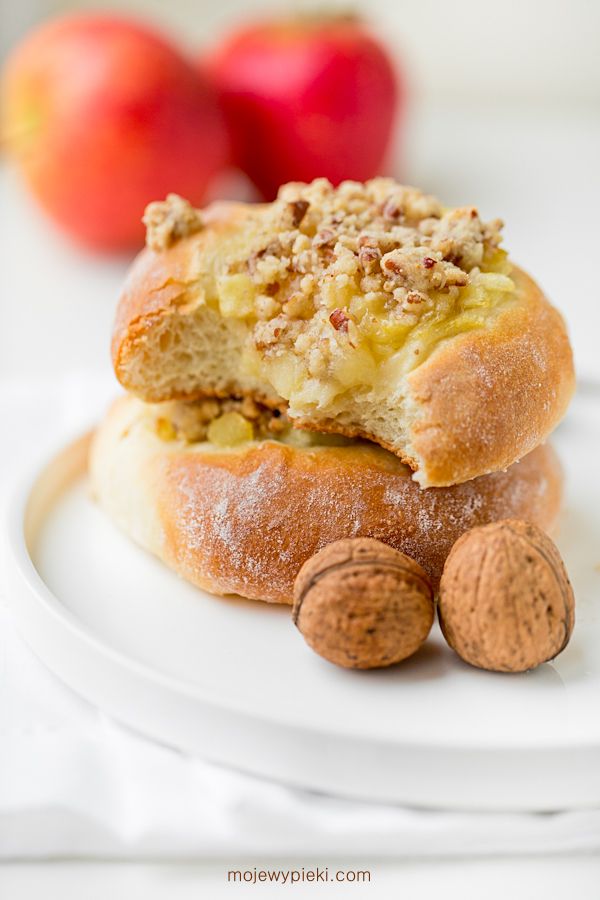 Apple crumble buns