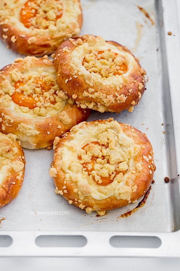 Apricot cheesecake buns