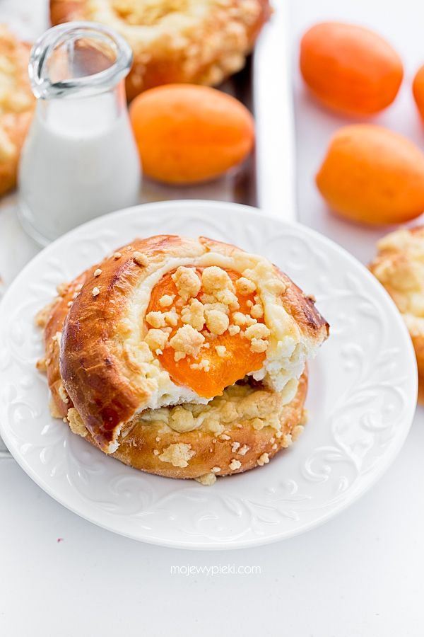 Apricot cheesecake buns