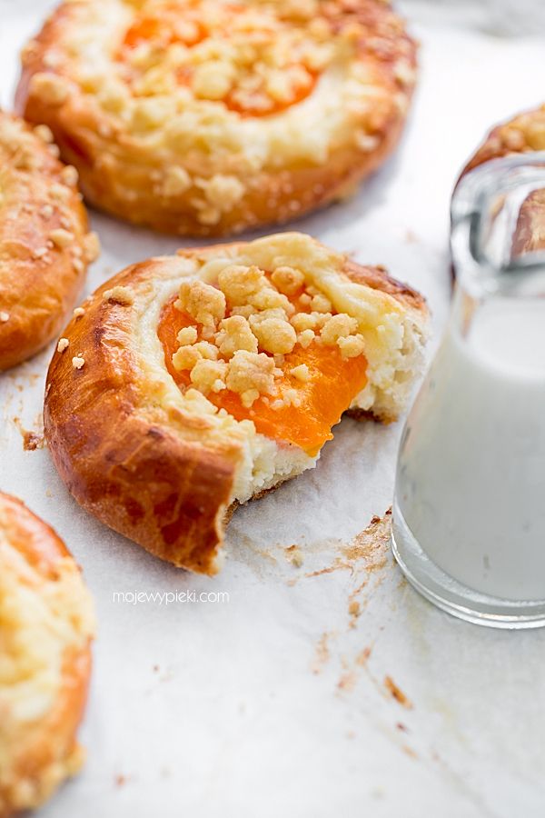 Apricot cheesecake buns
