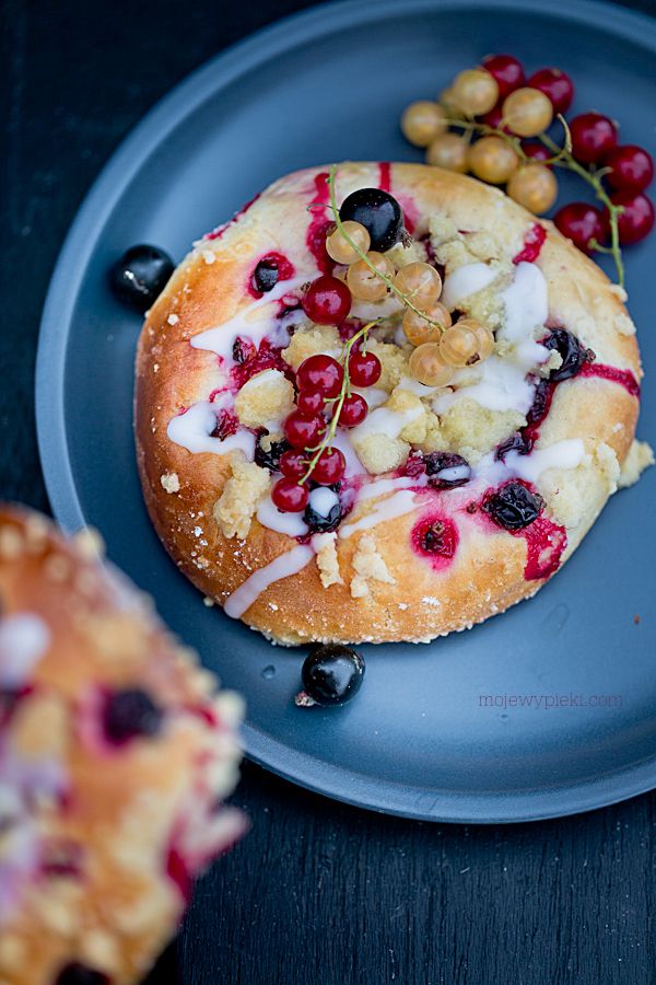 Redcurrant buns with streusel