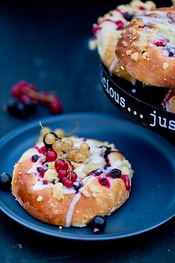 Redcurrant buns with streusel