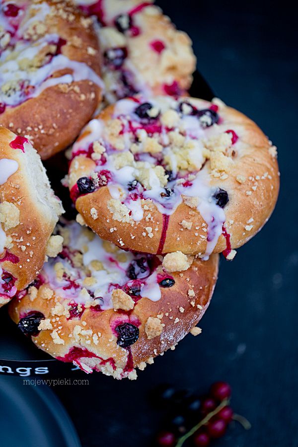 Redcurrant buns with streusel