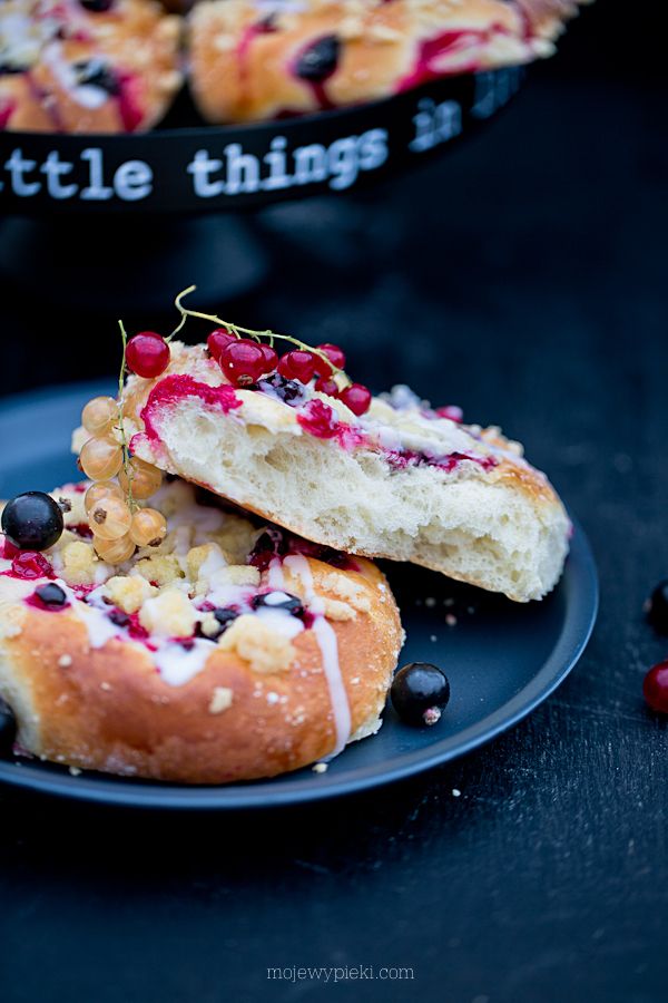 Redcurrant buns with streusel