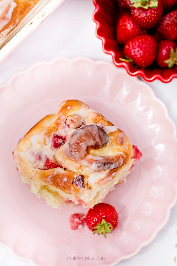 Swirled strawberry and curd cheese buns