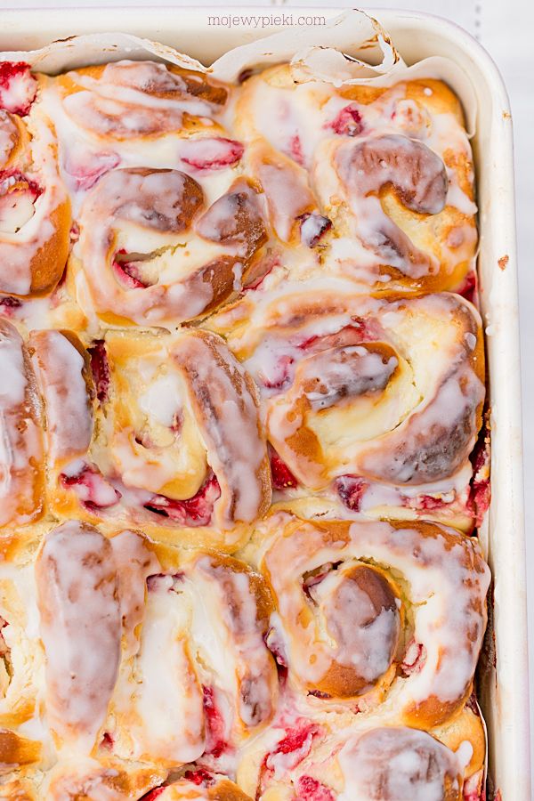 Swirled strawberry and curd cheese buns