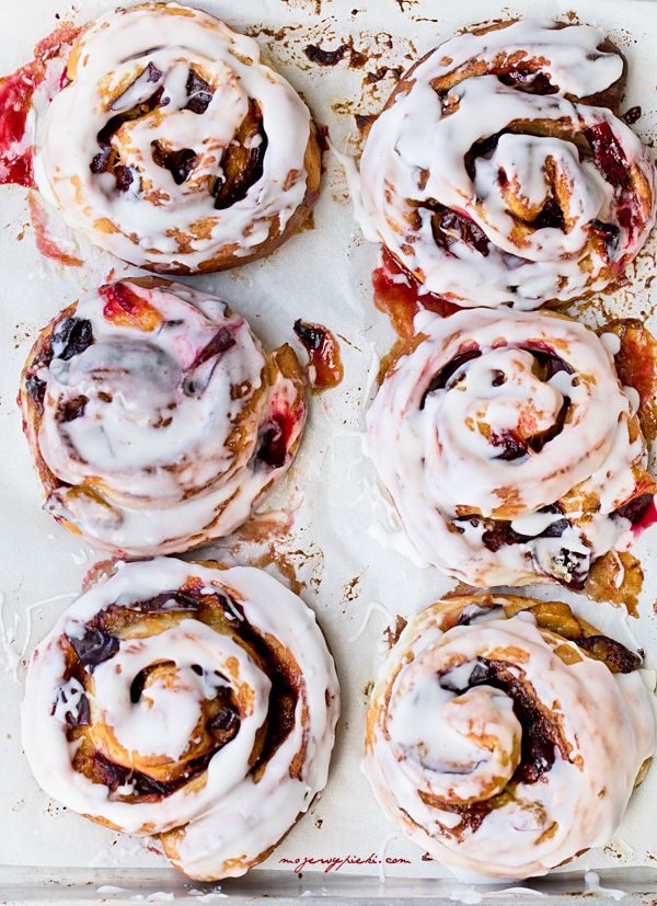 Cinnamon plum buns
