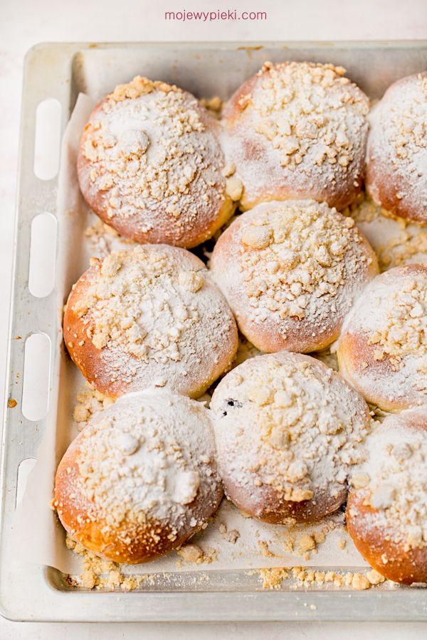 Blueberry buns with crumble topping