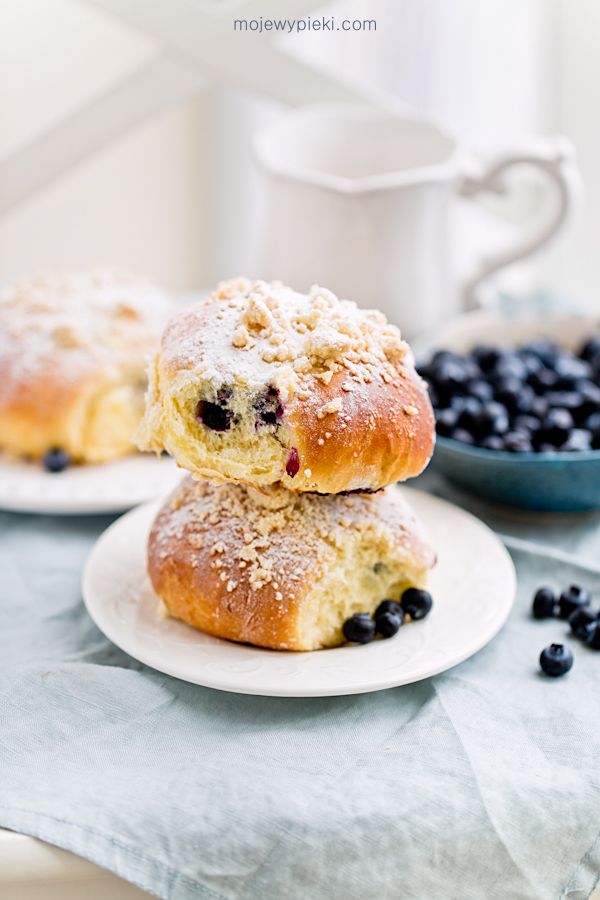 Blueberry buns with crumble topping