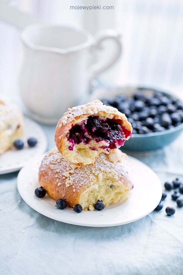 Blueberry buns with crumble topping