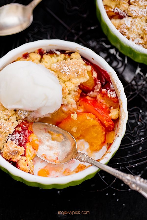 Coconut peach crumble