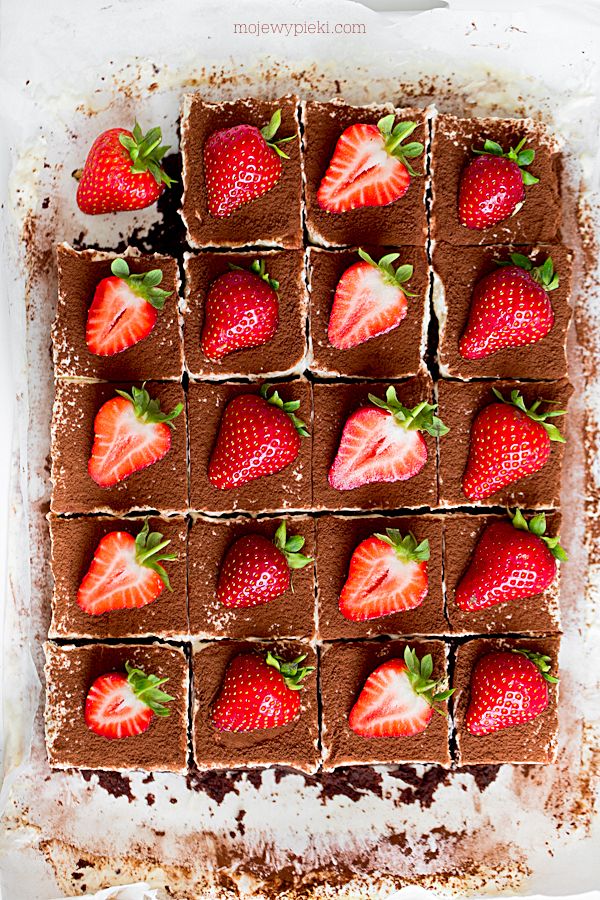 Brownie squares with tiramisu cream and strawberries
