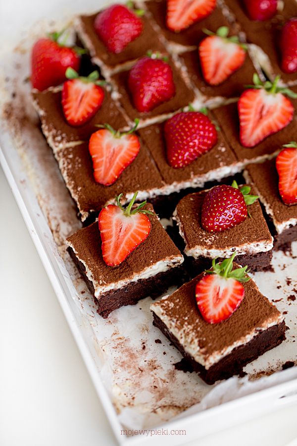 Brownie squares with tiramisu cream and strawberries