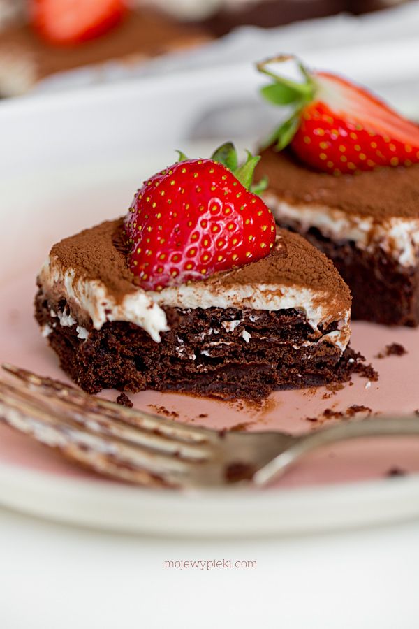 Brownie squares with tiramisu cream and strawberries