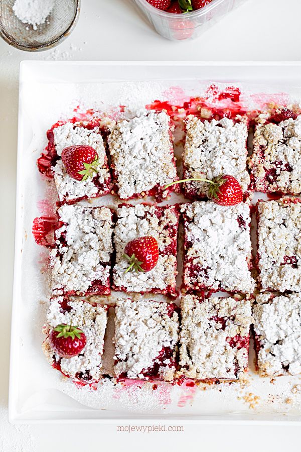 Strawberry oat crumble slice