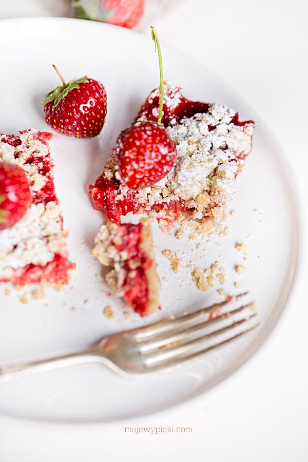 Strawberry oat crumble slice