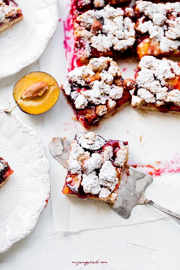 Shortcrust cake with walnuts and plums