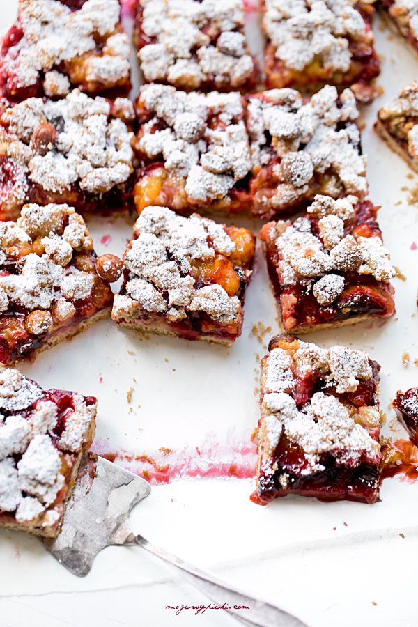 Shortcrust cake with walnuts and plums