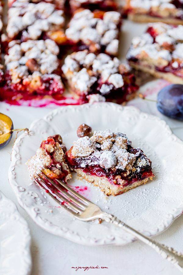 Shortcrust cake with walnuts and plums