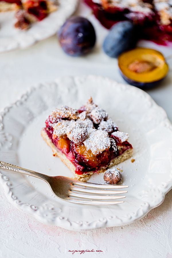Shortcrust cake with walnuts and plums