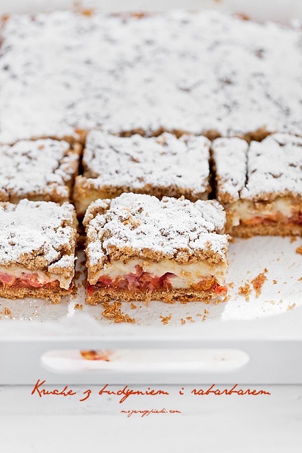 Rhubarb and custard crumble slice