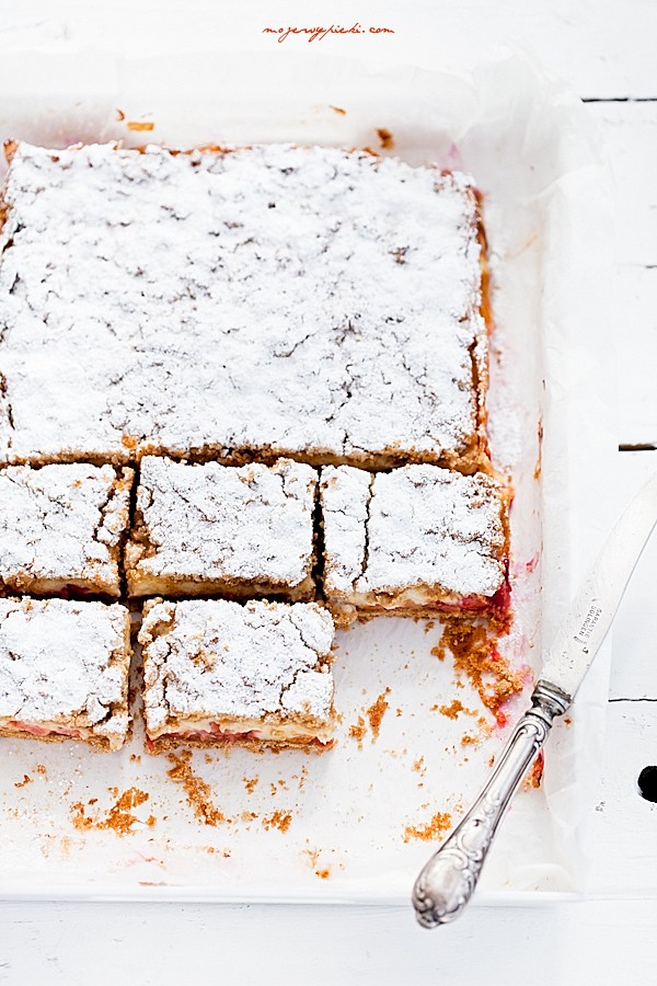 Rhubarb and custard crumble slice