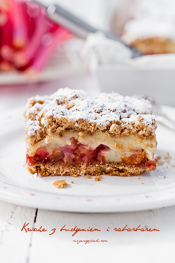 Rhubarb and custard crumble slice