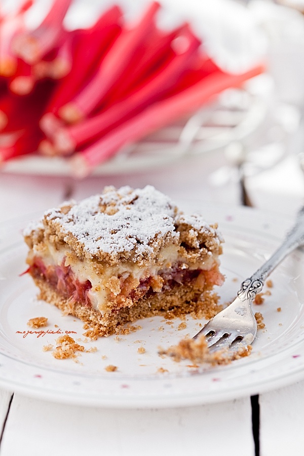 Rhubarb and custard crumble slice